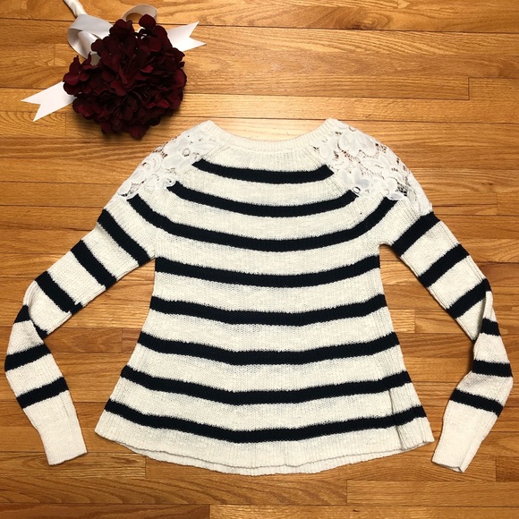 Hollister Top with Lace - Picture 2 of 4